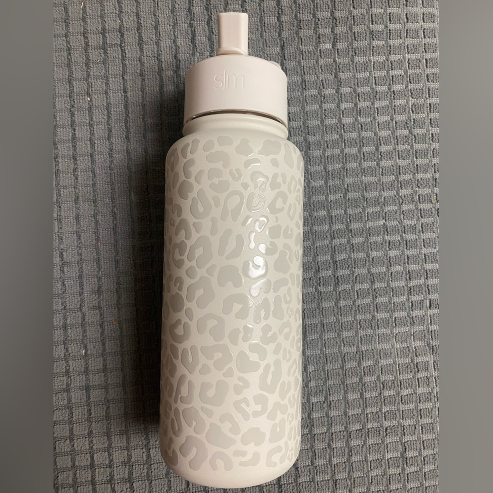 Creme cheetah print simple modern 32oz water bottle
